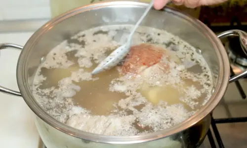 Нужно ли снимать пенку при варке мяса? Многие хозяйки не знают правильного ответа — запомните раз и навсегда