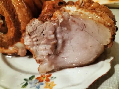 Вкусное мясо для бутербродов и закусок без духовки — экономный рецепт свинины в луковой шелухе