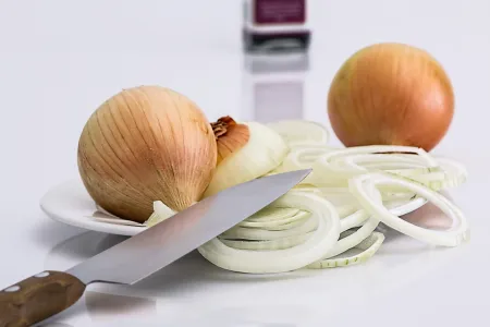 Этой луковой закуской из 90-х можно накормить всю семью: два основных ингредиента — и ароматная намазка на хлеб готова