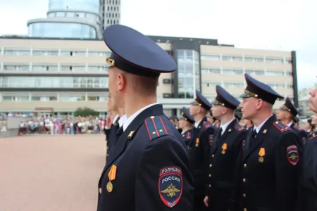 В Мурманске женщина напала на полицейского в подъезде дома