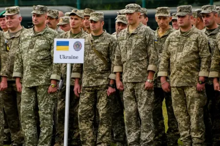 Показательный патриотизм: на построениях ВСУ звучит украинский язык, вне официальной части — русский вместо мовы