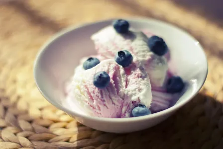 Из 3 продуктов готовим домашнее мороженое с ягодами: вкусный десерт для всей семьи