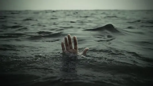 Смертельно опасное явление на воде: как спастись, если попали в обратное течение — 3 правила, которые помогут выжить