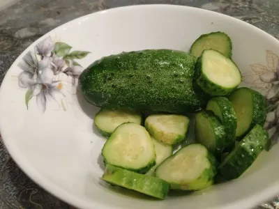 Вкусные малосольные огурцы всего за сутки: «пузырики» сделают зеленцы хрустящими и сочными — не оторваться