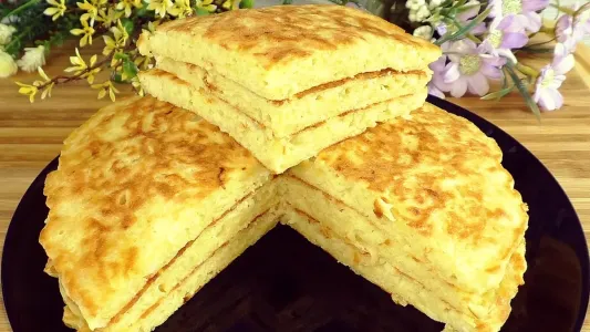 Беру 500 граммов сырой картошки и готовлю картофельные лепёшки на сметане — пышные, нежные и без лишних хлопот: простой рецепт на каждый день