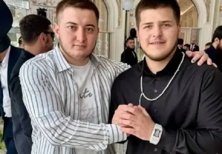 320 бриллиантов на запястье: Адам Кадыров «засветил» необычные часы — стоят они целое состояние