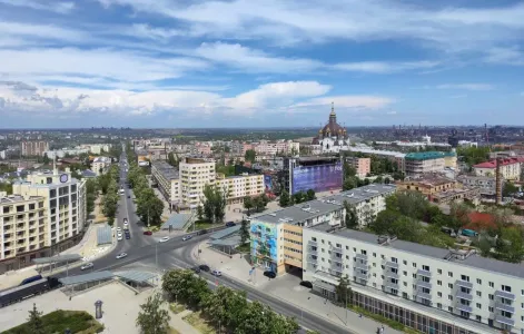 Вид на «Азовсталь», новостройки, сгоревшие дома: что ждёт приезжающих в переживший боевые действия Мариуполь туристов — город оживает, но нужно время