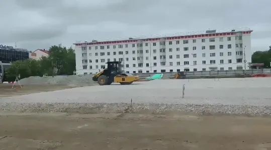 На площади Пяти Углов Мурманска начали обустраивать фундамент под скульптуры