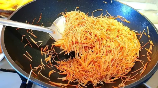 Жарю сухую вермишель на сковородке по-турецки — вкуснее обычных макарон: минимум ингредиентов и всего 10 минут времени