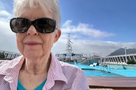 77-летняя американка продала все имущество и отправилась в «бесконечный круиз»: это оказалось дешевле, чем жизнь на суше