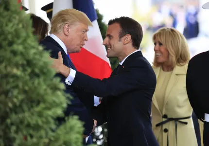 Трамп попросил журналистов не трогать прошлое жены Макрона: «Я видел ее вблизи, это — женщина»