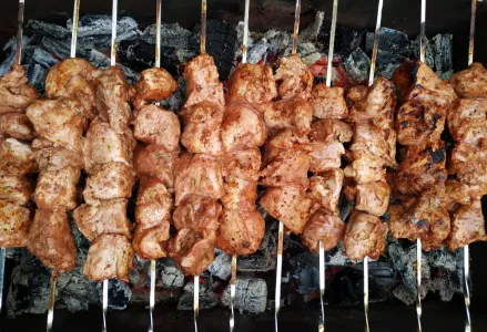 Все дело в дровах: на чем нужно жарить шашлык, чтобы было сочно и вкусно — есть только один секрет