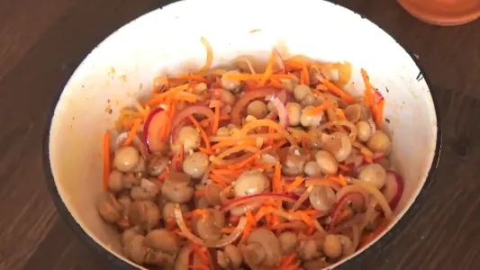 Даже мясо не нужно — закусочные шампиньоны моментального приготовления на праздничный стол: справятся даже начинающие кулинары