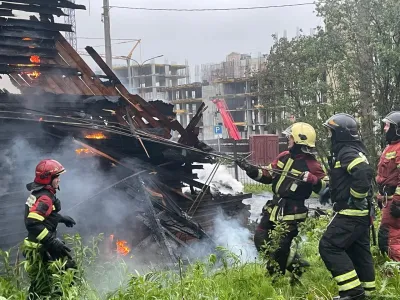 В Мурманске сгорел нежилой дом на улице Калинина