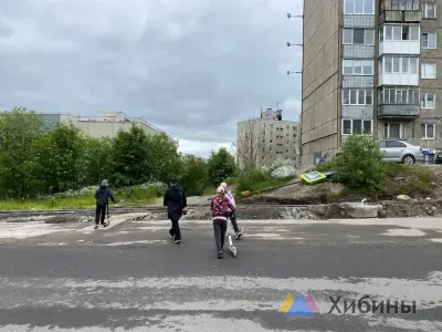 На проезде Связи в Мурманске упал знак пешеходного перехода