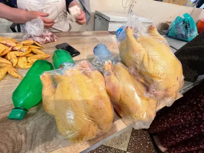 Россиянка удивилась желтым курам на Кавказе — местные продавцы объяснили ей, почему красят куриное мясо