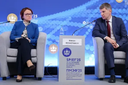 Силуанов, Набиуллина и Решетников мило пообщались на ПМЭФ, но не смогли скрыть главного: что таили их натянутые улыбки