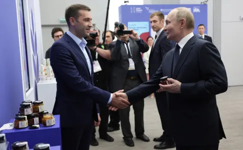 «Баночка счастья»: на форуме «Сильные идеи для нового времени» Путину сделали необычный подарок — что ответил президент
