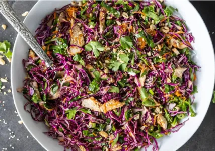 Азиатский салат с курицей — объедение за 15 минут: идеальное сочетание мяса и овощей