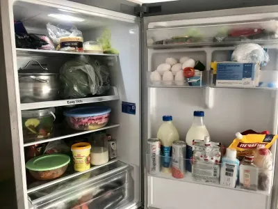 Вонь из холодильника улетучится за ночь: поставьте стакан с этим продуктом на полку — и проблема решена