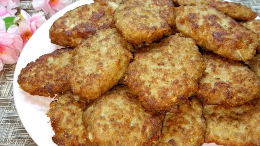 Беру манку, кефир и фарш — готовлю сочные котлеты: проверенный рецепт с пошаговым приготовлением