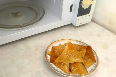 Слоеные пирожки с мясом за 5 минут: делюсь простым рецептом — без возни с тестом и духовки