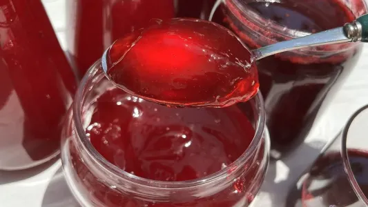 Беру красную смородину и за 10 минут варю вкусное желе — такое густое, что из баночки не выпадает