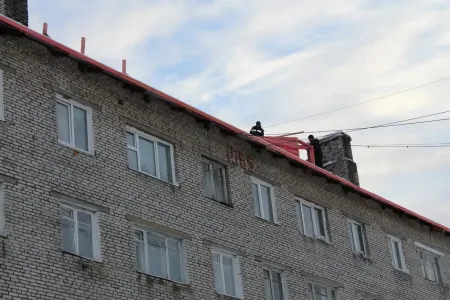 Более 7 млн рублей направили на ремонт крыш домов в Заполярном