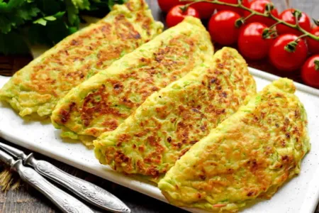 Беру кабачки, ветчину и сыр — готовлю чебуреки вкуснее пирожков: делюсь незатейливым рецептом летнего блюда