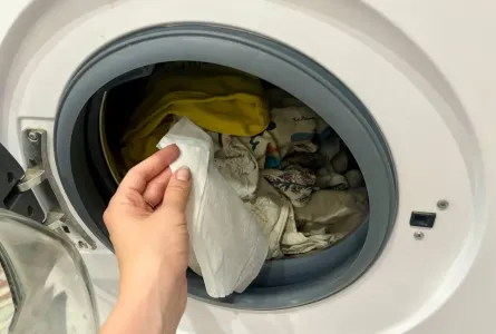 Два простых ингредиента — и дорогие отбеливатели больше не нужны: пятна и серость исчезнут без следа
