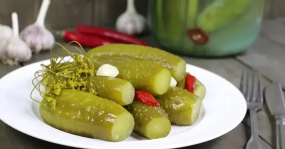 Это 5 главных ошибок засолки огурцов — на выходе плесень, неприятный вкус и гниль: идеальной зимней закуски не будет