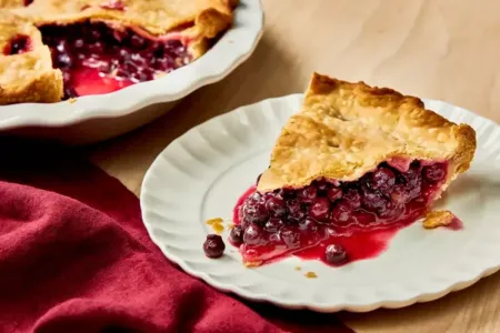 Быстрый ягодный пирог с кислинкой — сочетание вкусов завораживает: заворачиваем смородину в слоеное тесто — и сразу в духовку