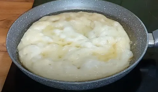 Смешала рис и дрожжи — и на сковороду: такие пышные лепешки сметают мигом, даже не дав остыть