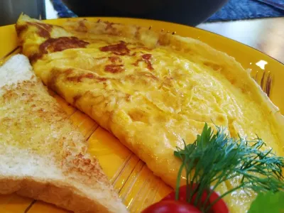Необычный омлет с сыром и мясом в лаваше: быстрый завтрак за 3 минуты в микроволновке