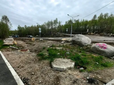 «Слепили из грязи пандус»: жители Мурманска продолжают жаловаться на состояние дорог и дворов