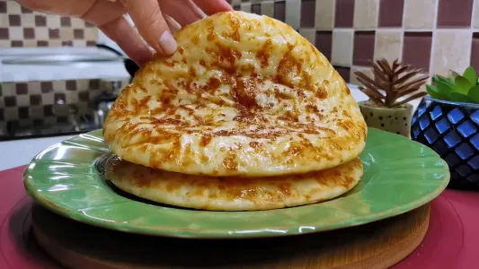 Готовлю «а-ля хачапури» за 15 минут: беру муку, сыр, яйцо, и на сковородку — вкуснее еще ничего не пробовала
