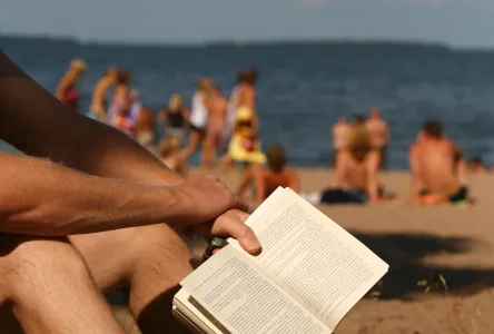 Семейный отпуск с книгой и новостями: что читают и обсуждают россияне в путешествиях