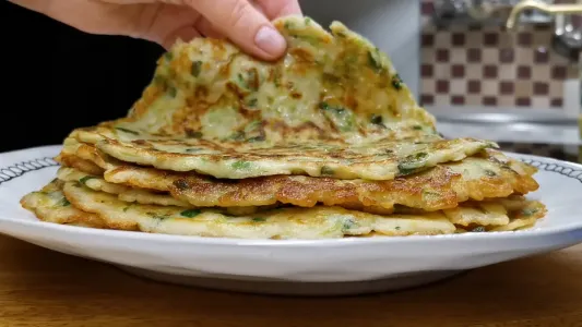 Жарю пышные блинчики из кабачков — рецепт простой, а добавлю 1 продукт — оторваться невозможно