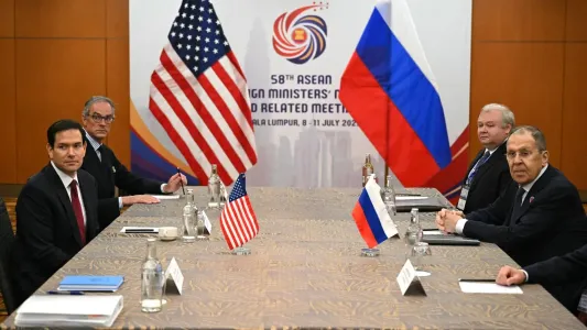 Госсекретарь США нарушил протокол на встрече с Лавровым: эксперт по этике расшифровала игривые подмигивания Рубио