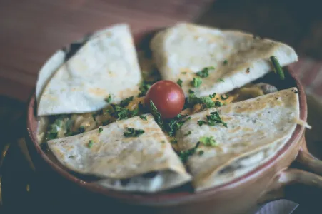 Лаваш не нужен: шпинатная лепешка с сыром и помидором за 10 минут — вкусный и полезный завтрак без проблем