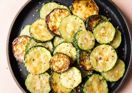 Кабачки не жарю, а они румяные и не утопают в масле: идеальный рецепт для «ленивых» хозяек