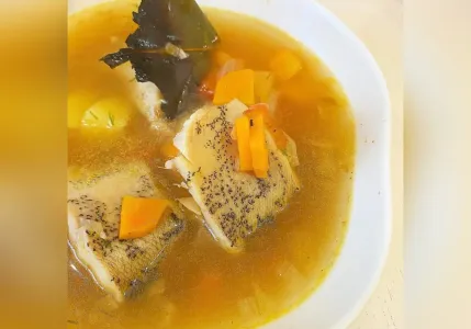 Подаём на стол вкусную наваристую уху из щуки: ароматный рыбный суп, который может приготовить каждый
