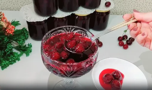 Вишневое варенье не потемнеет — а ягоды сохранят «мясистость»: варим на зиму идеальное лакомство
