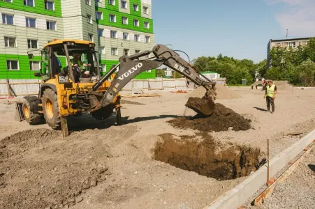 Универсальную спортивную площадку возводят в Мурманске