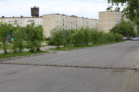 «Лежачих полицейских» установили в Заполярном после двух ДТП с пострадавшими детьми