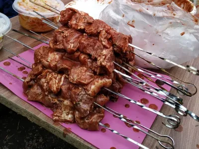 Как превратить жесткое мясо в нежный шашлык: проверенный способ с маринадом