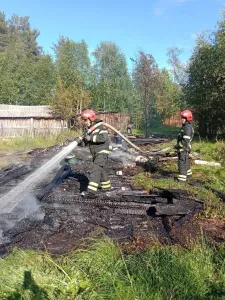 Горящую постройку под Кировском тушили восемь человек