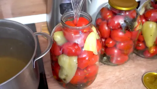 В июле закатываю помидоры «По-царски»: так вкусно, что зимой съедаем по банке за раз