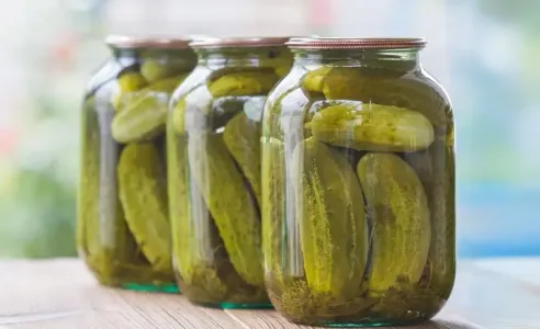 Уксус перебивает вкус огурцов — мариную без него — «по-пражски»: зимой улетает банка за банкой