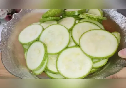Перед заморозкой кладём кабачки в пакет и трясём: при жарке больше не теряют «летний» вкус и структуру